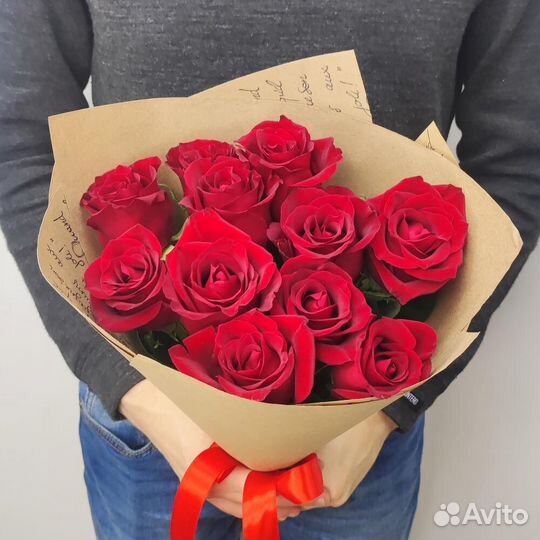 11 Красных роз в крафте