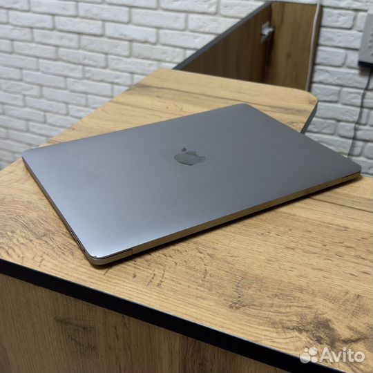 Apple MacBook Pro i7 16GB