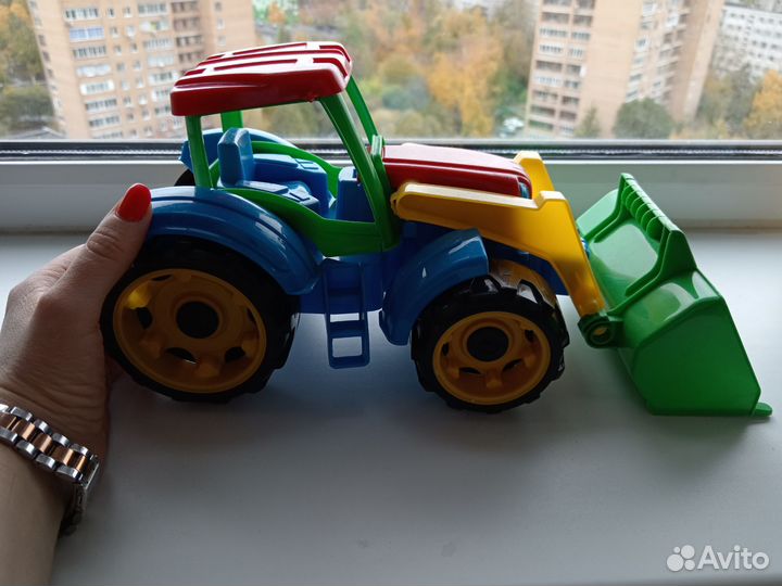 Игрушка синий трактор