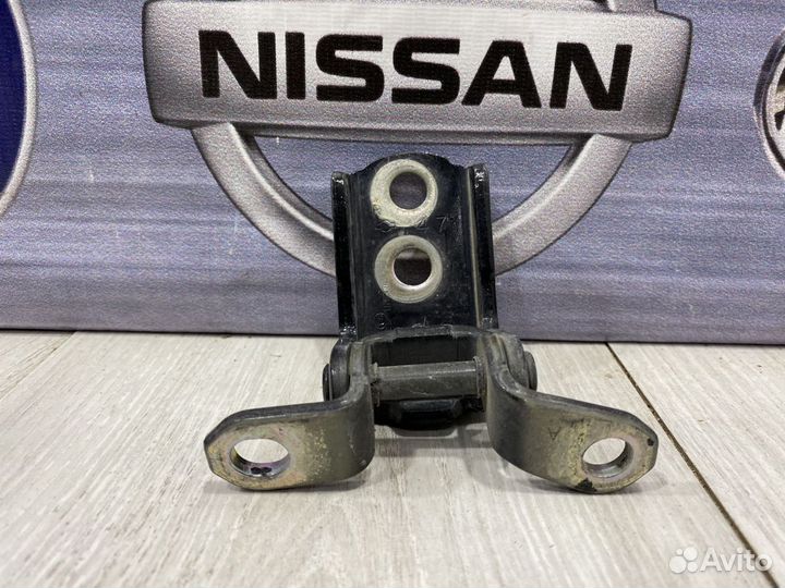 Петля двери Nissan almera G15 Прав