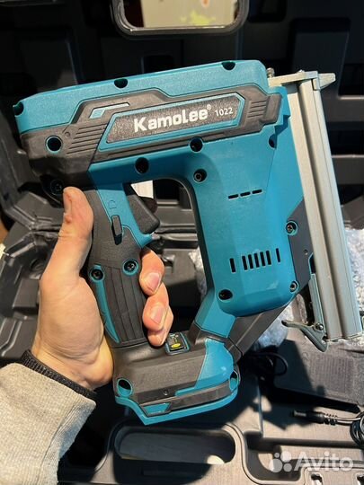 Степлер аккумуляторный строительный Kamolee