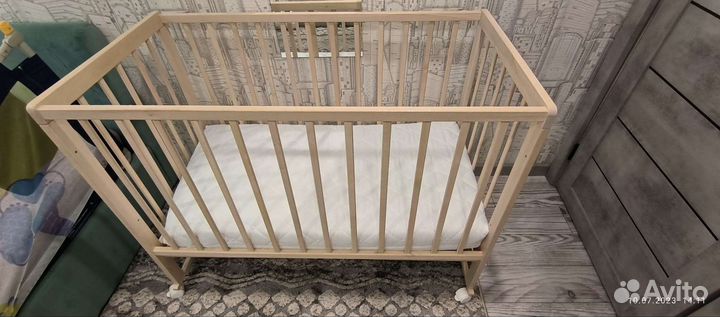 Новые кроватка с матрасом, бортиками и игрушками