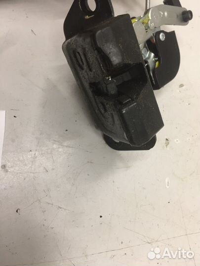 Замок двери багажника (Hyundai Santa Fe)