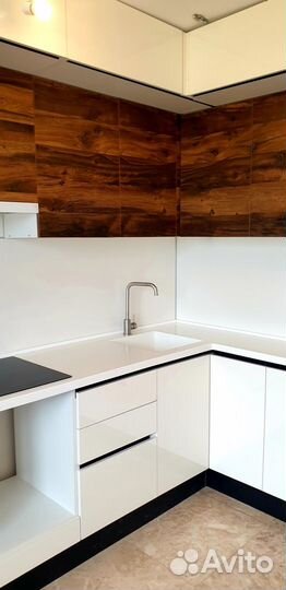 Кухня с черным цоколем на заказ