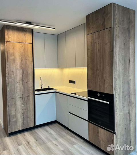 Кухня встроенная светлая