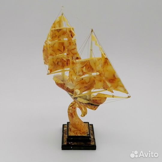 Кораблик янтарный сувенир парусник