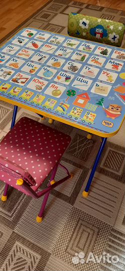 Детский письменный стол и два стула