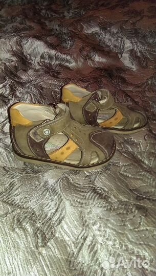 Сандалии фирмы 