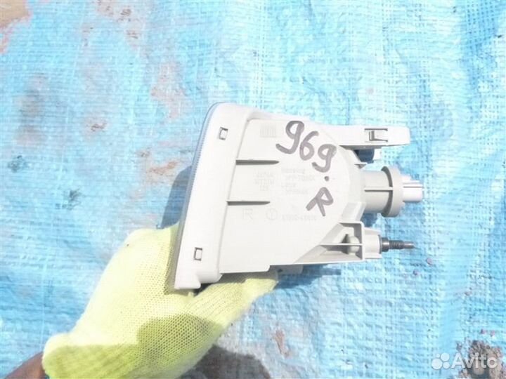 Поворотник передний правый Toyota Prius ZVW30