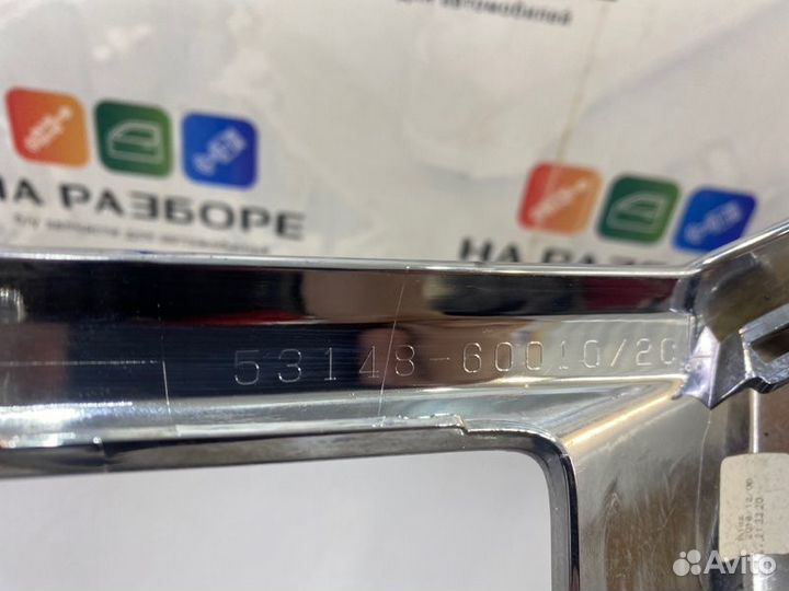 Накладка на решетку радиатора левая Toyota Land