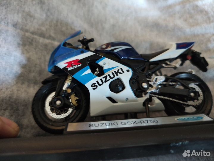 Модель мотоцикла Suzuki GSX-R750