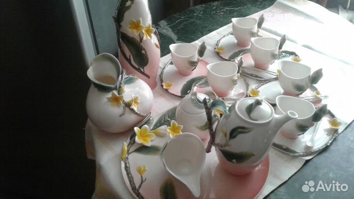 Шикаpный сервиз из тончайшего костяного фарфора