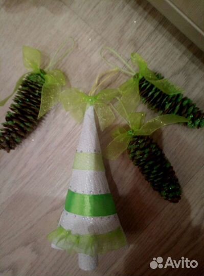 Шишки, новогодние украшения