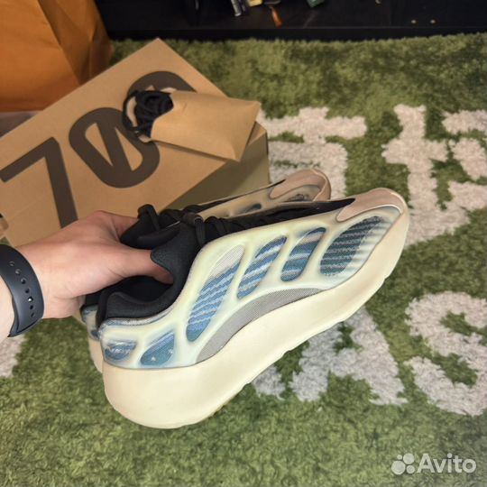 Кроссовки adidas yeezy boost 700 v3