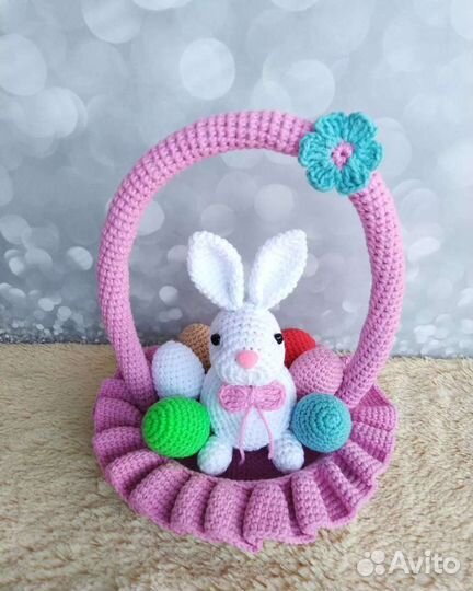 Пасхальный заяц в корзине