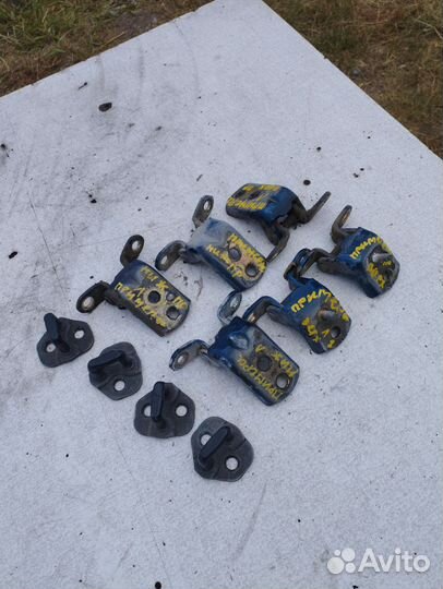 Петля двери Nissаn Рrimеra Ниcсaн Пpимеpа P11