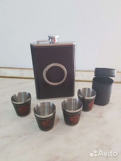Фляжка с рюмками (набор)