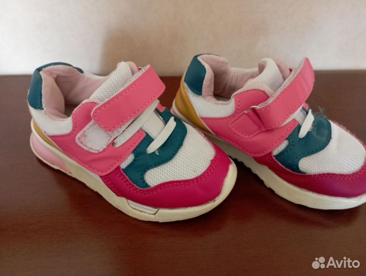 Кроссовки для девочки 24