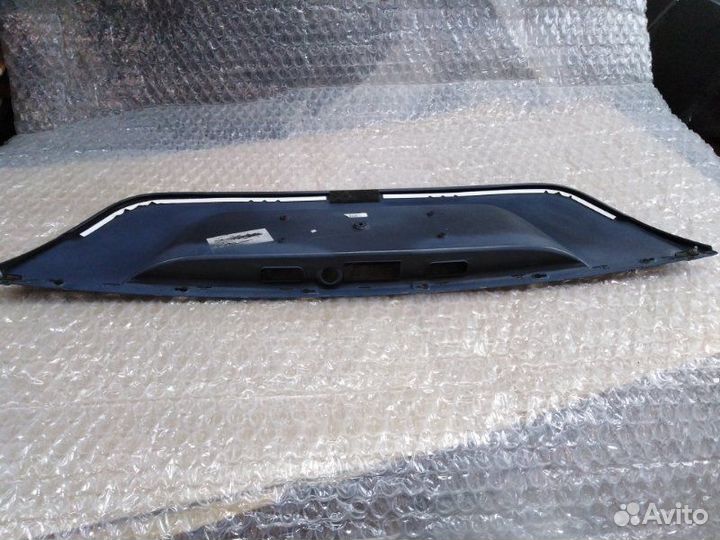 Накладка крышки багажника Mercedes-Benz E-Class