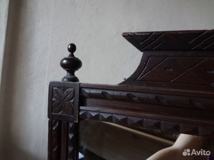 Зеркало в деревянной раме начало хх века