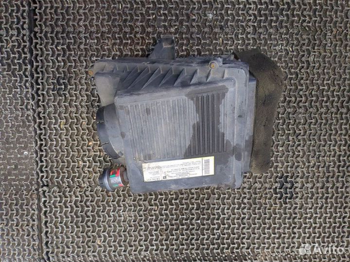 Корпус воздушного фильтра Cadillac Escalade 3, 200