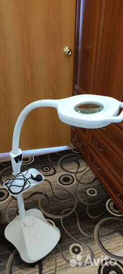 Лампа с лупой