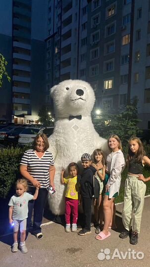 Большой белый медведь и панда поздравление