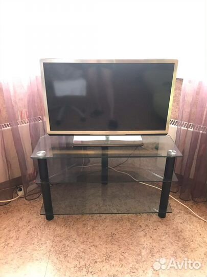 Стеклянная тумба под телевизор