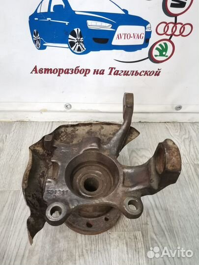 Кулак левый Volkswagen Transporter T4 701407257C