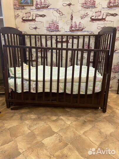 Детская кроватка с маятником