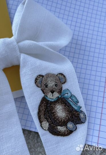 Бант с вышивкой ручной работы