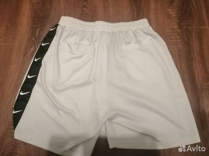 Белые шорты Nike на ломпасах