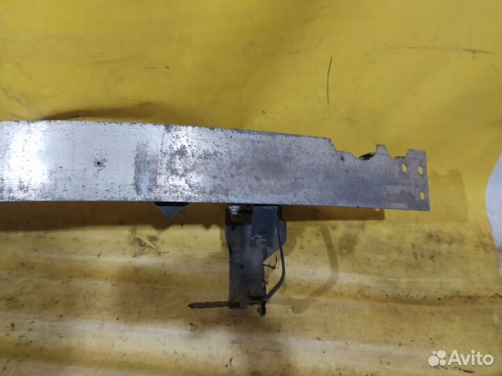 Усилитель переднего бампера Mercedes W203