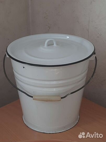 Эмалированное ведро с крышкой