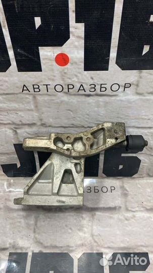 Кронштейн опоры двигателя передний правый Infiniti