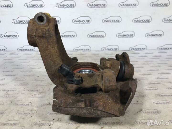 Кулак поворотный передний Volkswagen Golf 4