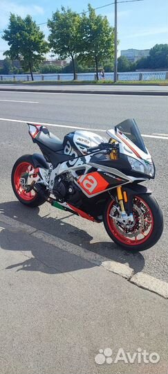 Супер байк Aprilia RSV4