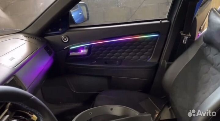 Неоновая лента на двери, звездное небо, перетяжка