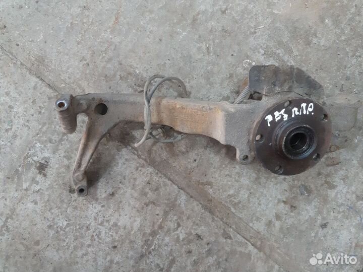 Поворотный кулак правый Volkswagen passat b5