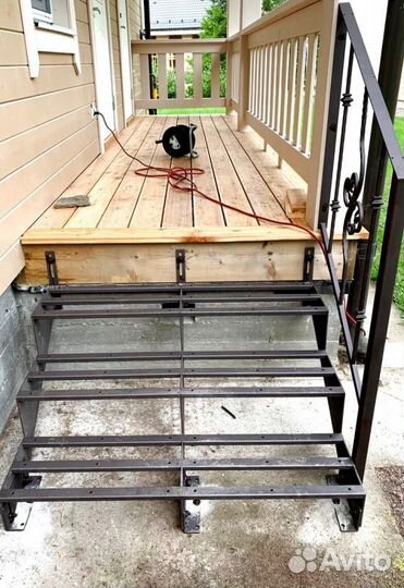 Облицовка лестничного металлокаркаса деревом