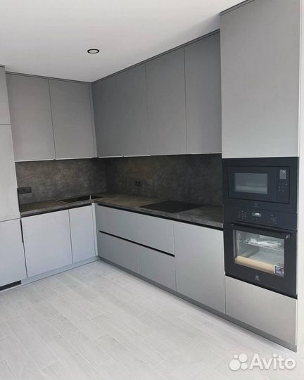 Кухонный гарнитур серый угловой