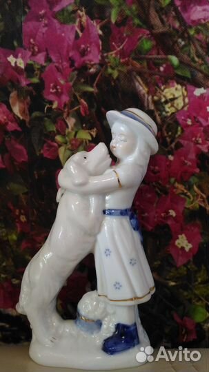 Статуэтка. Фарфор. Девочка с собачкой