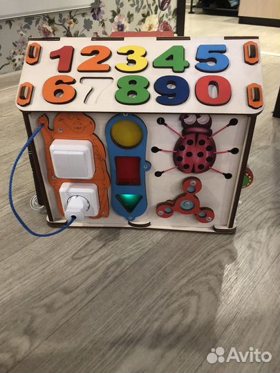 Бизиборд домик