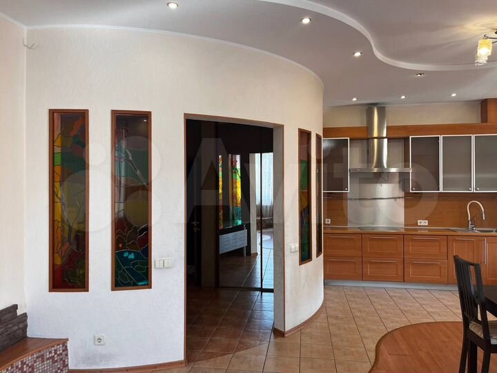 3-к. квартира, 136 м², 2/4 эт.