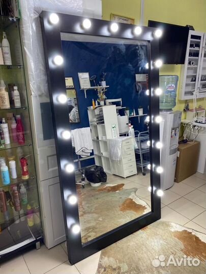 Гримерное зеркало с лампочками