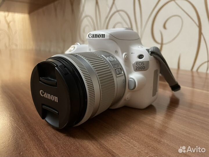 Зеркальная камера Canon EOS 200D, белая