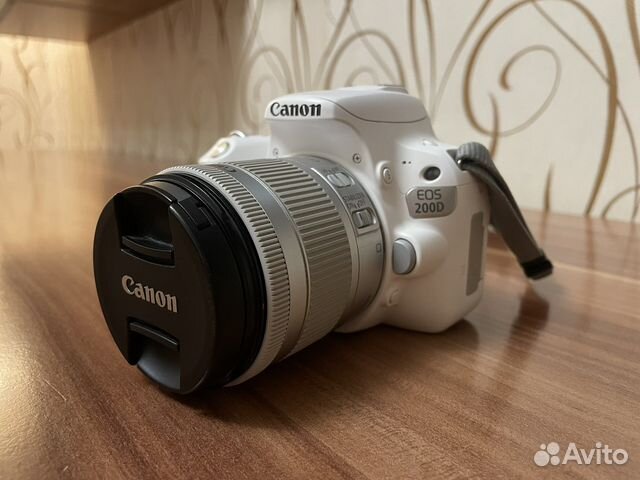 Зеркальная камера Canon EOS 200D, белая