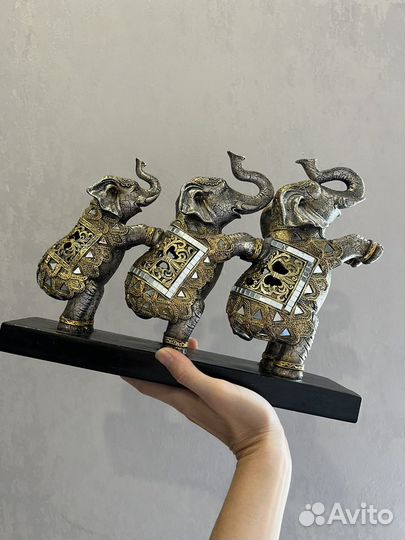 Слоны на подставке