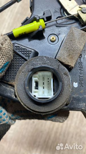 Замок двери передний левый Toyota Corolla E120