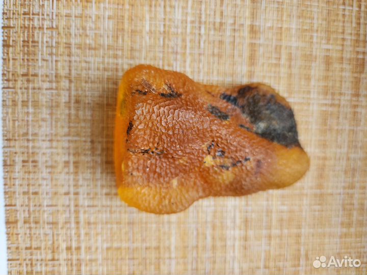 Рыба резьба на янтаре